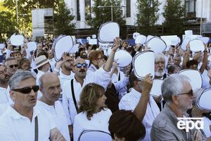Митингующие одели белые футболки без надписей и рисунков