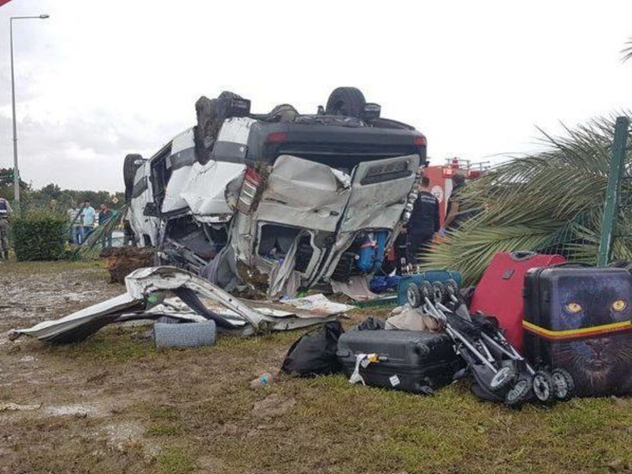 В Анталье перевернулся пассажирский автобус, перевозивший граждан Германии