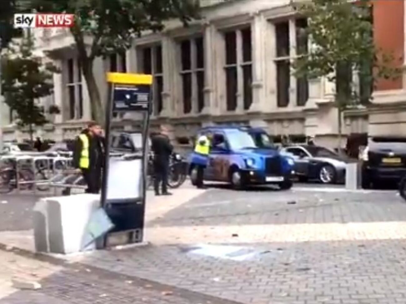 За даними Sky News, до музею у Лондоні під'їхало як мінімум дві машини швидкої допомоги