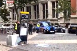 По данным Sky News, к музею в Лондоне подъехали минимум две машины скорой помощи