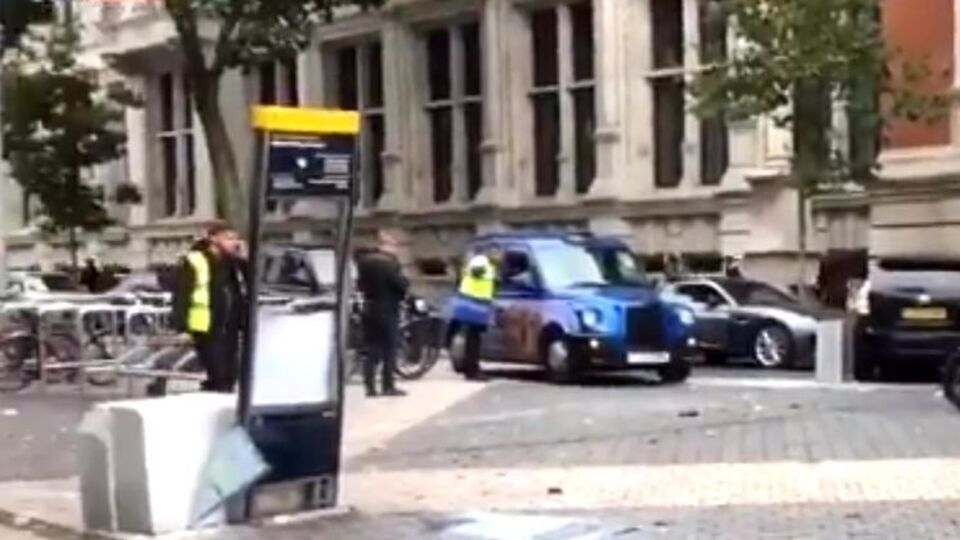 По данным Sky News, к музею в Лондоне подъехали минимум две машины скорой помощи