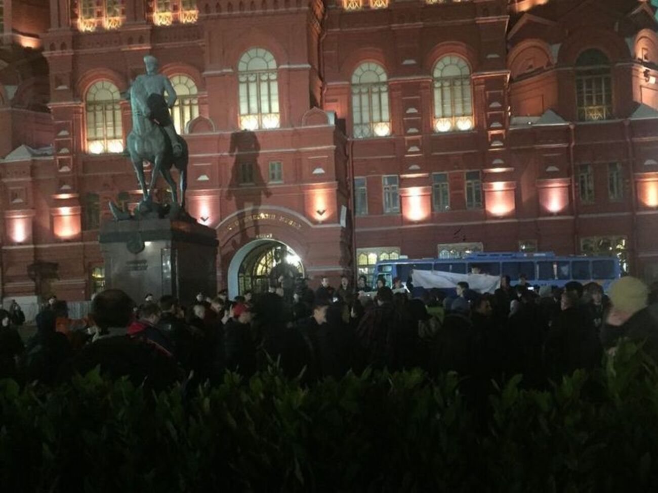 Люди требуют отпустить Навального и Волкова