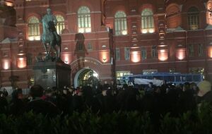 Люди требуют отпустить Навального и Волкова