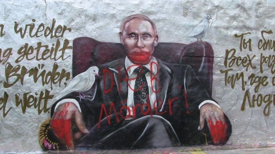 Путина нарисовали в окружении голубей