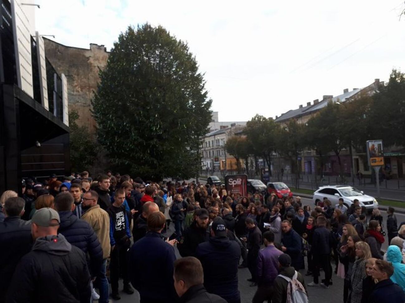 Мероприятие было отменено после длительных протестов и неудачных переговоров артиста и музыкантов с организаторами протеста