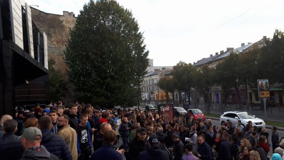 Мероприятие было отменено после длительных протестов и неудачных переговоров артиста и музыкантов с организаторами протеста