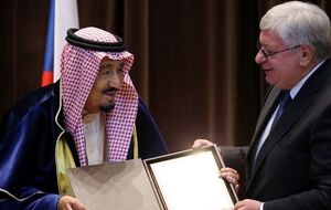 Звание королю саудитов вручено "за огромный вклад в укрепление международного мира и сотрудничества" России и Саудовской Аравии