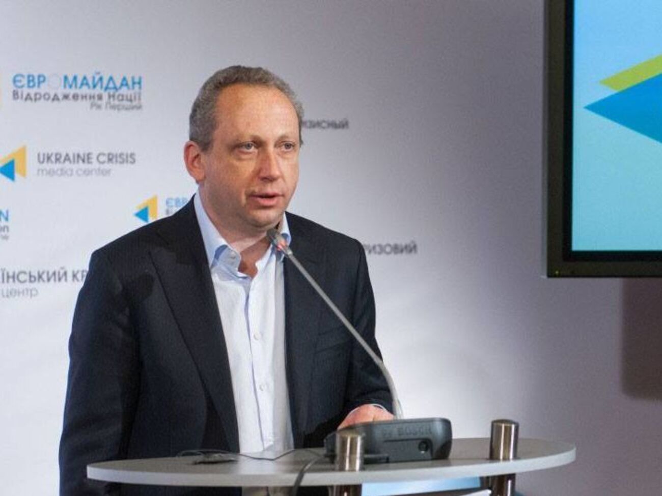 Рабінович підкреслив, що не закликає до вуличної революції