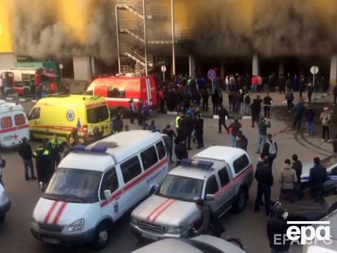 Подземная парковка рынка "Синдика" охвачена огнем