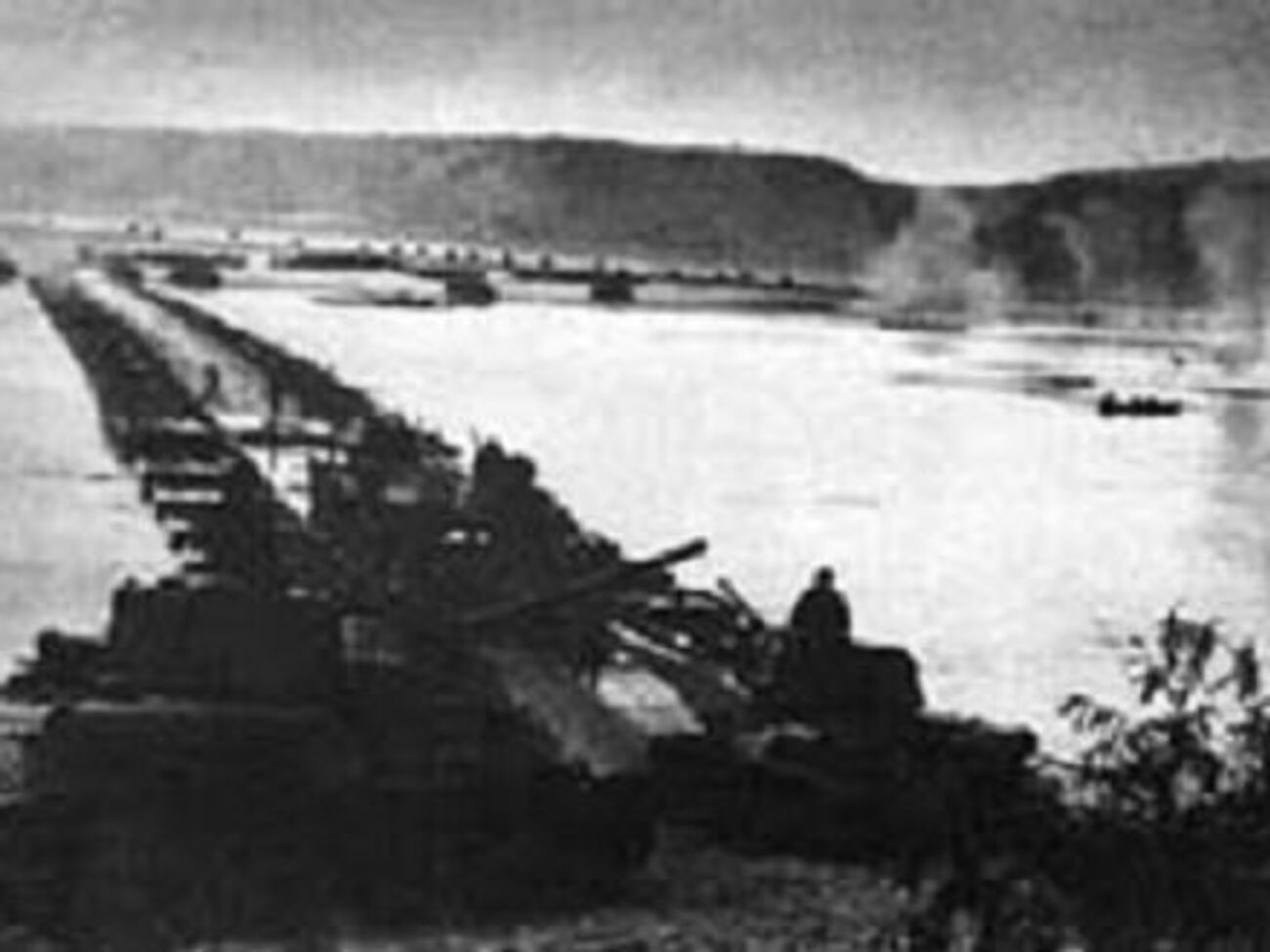 Переправа через Днепр в районе села Лютеж в Киевской области. Октябрь 1943 года