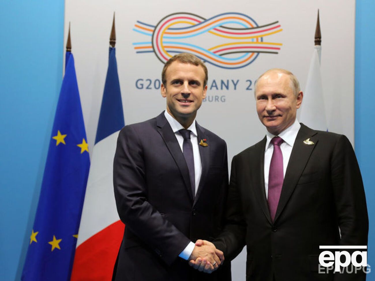 Путин передал приглашение Макрону еще в&nbsp;мае во&nbsp;время встречи в&nbsp;Версале, пишет "Коммерсантъ"