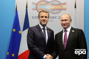 Путин передал приглашение Макрону еще в мае во время встречи в Версале, пишет "Коммерсантъ"