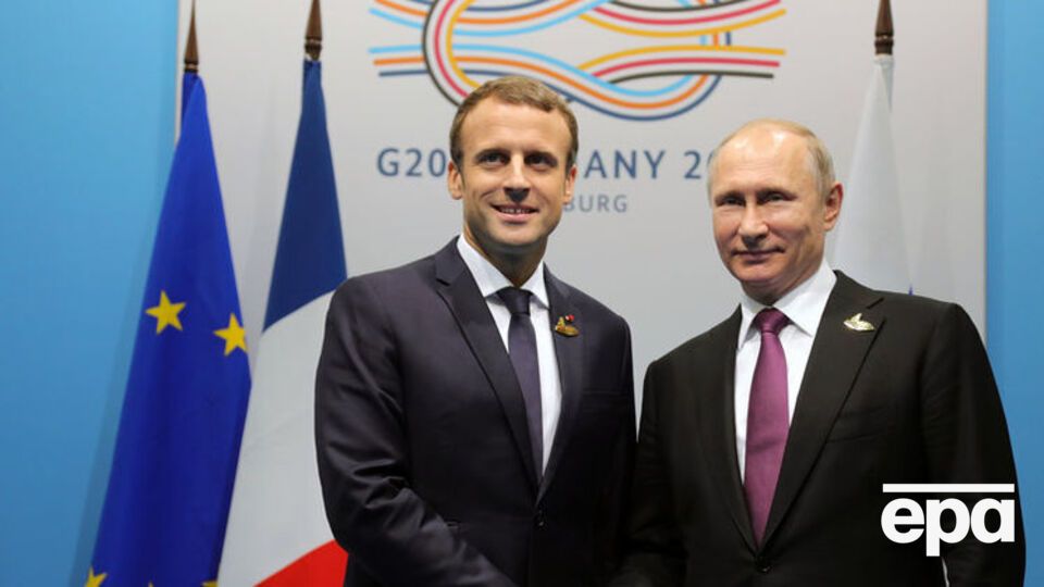 Путін передав запрошення Макрону ще у травні під час зустрічі у Версалі, пише "Коммерсантъ"
