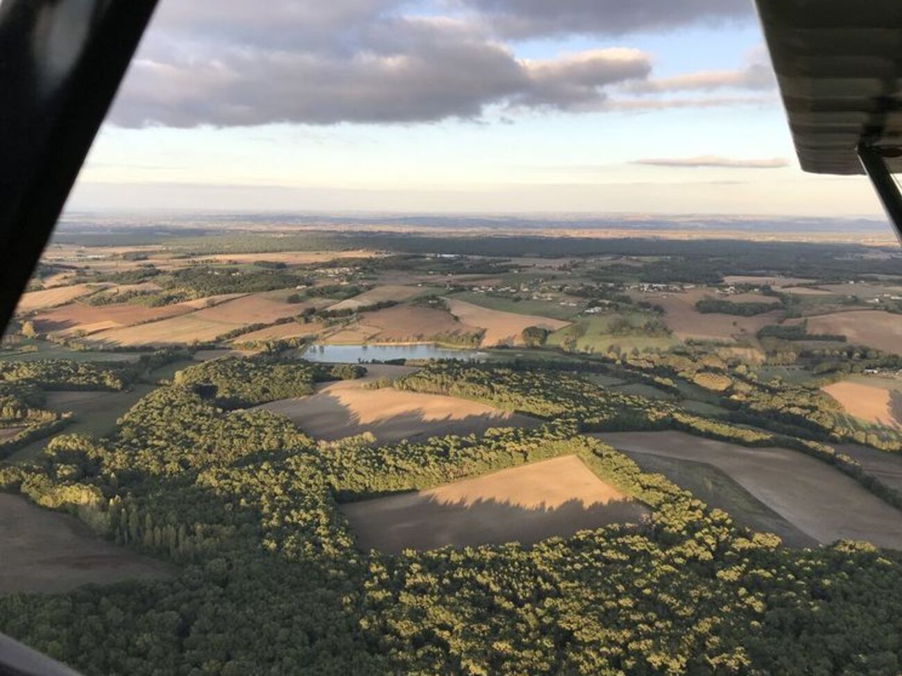 Самолет упал вскоре после взлета и загорелся при столкновении с землей