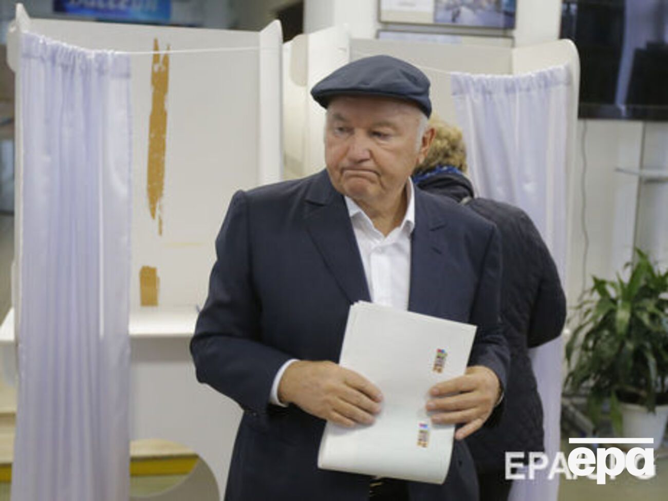 Лужков заявил, что смотрел фильм "Он вам не Димон"