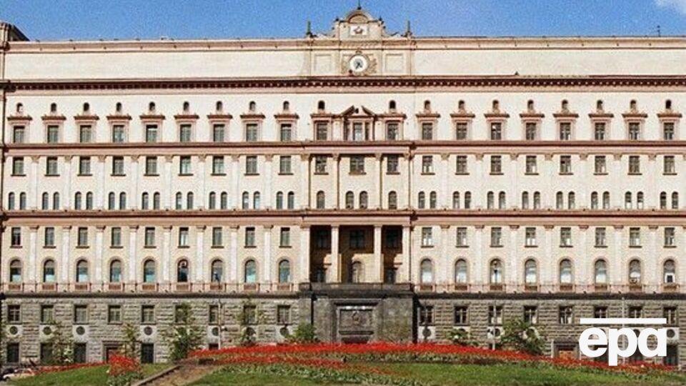 Пожилой мужчина не объяснил, почему решил облить краской здание ФСБ