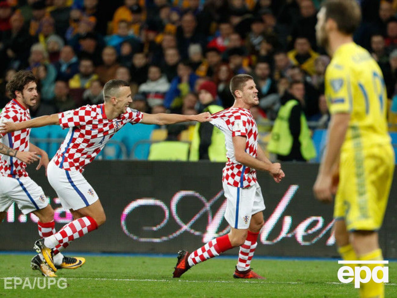 Партнеры по сборной поздравляют Крамарича