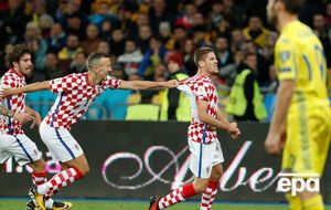 Партнеры по сборной поздравляют Крамарича