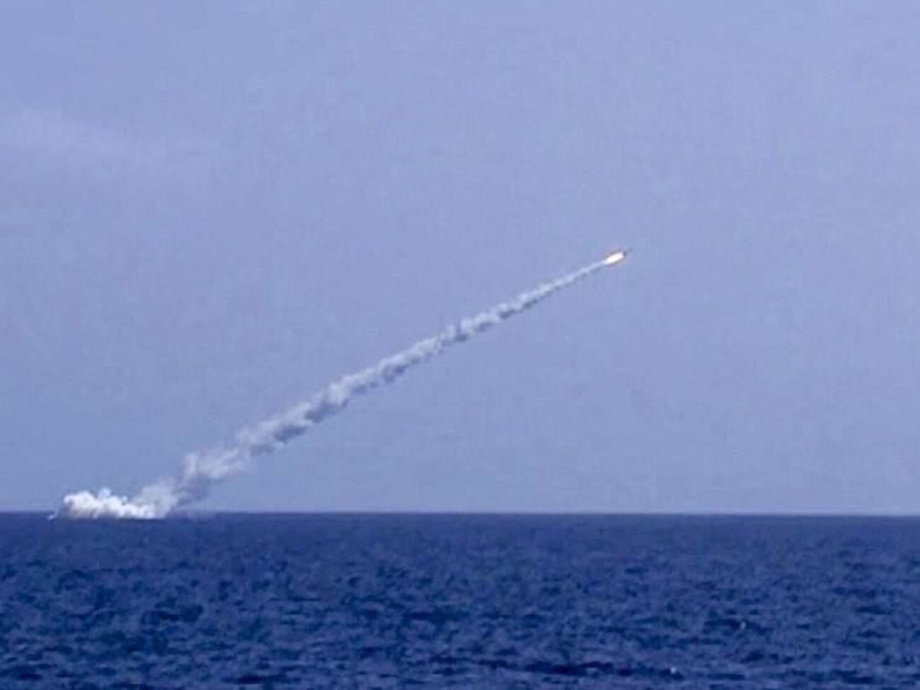 Подлодка "Великий Новгород" выпустила три крылатые ракеты