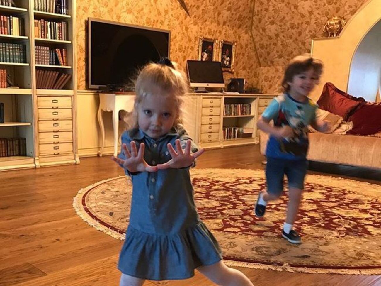 Ліза та Гаррі слухають російський рок