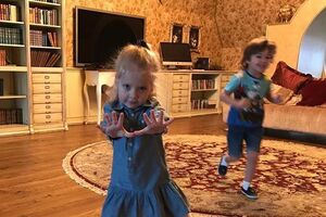 Ліза та Гаррі слухають російський рок