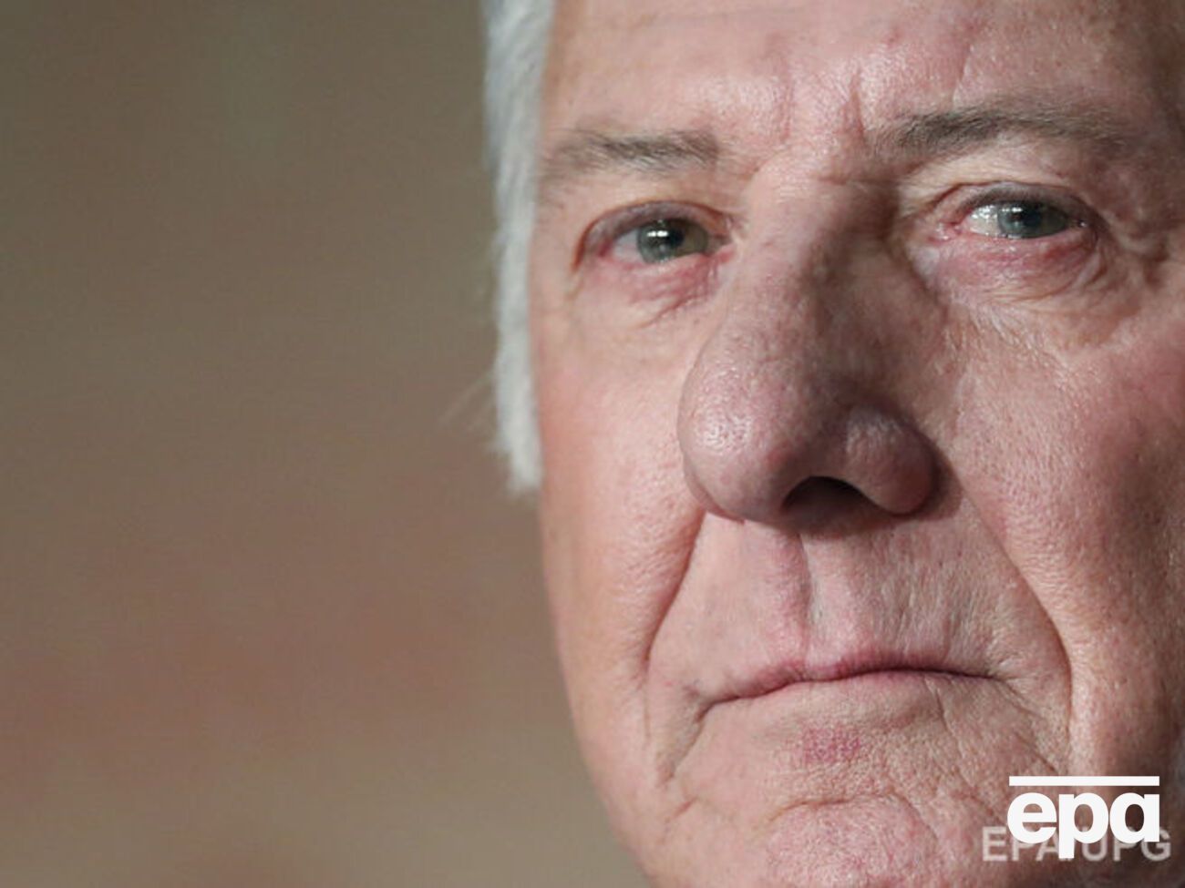 За словами Хантер, Гоффман&nbsp;намагався до неї чіплятися