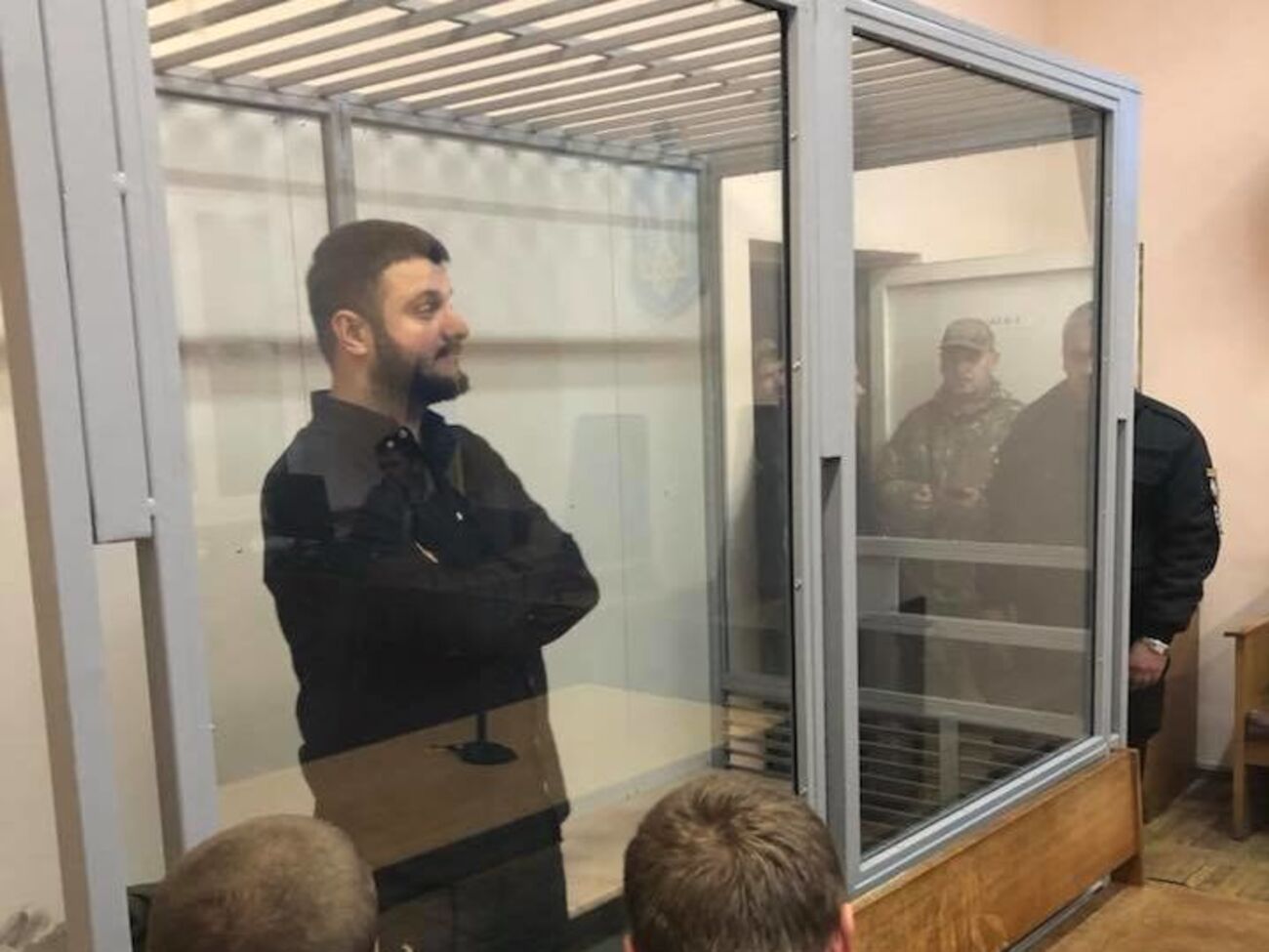 Изначально Аваков находился за стеклом