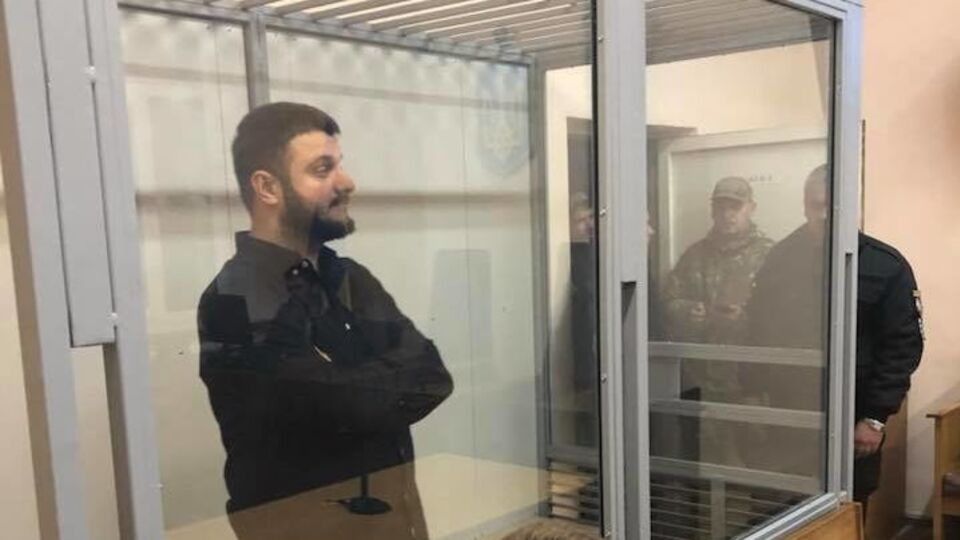 Изначально Аваков находился за стеклом