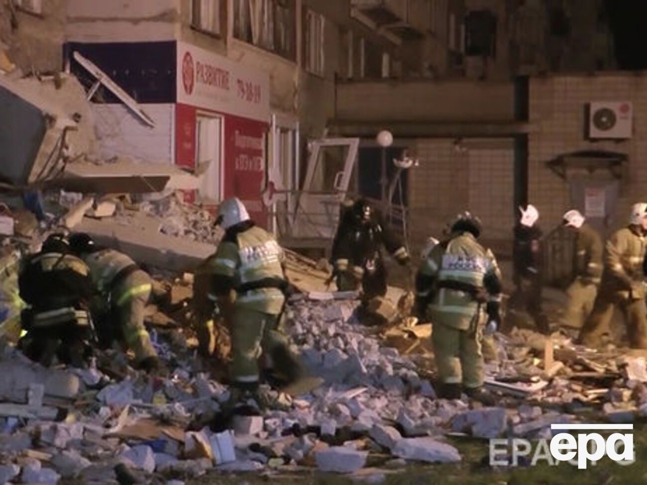 По предварительным данным, в здании произошел взрыв бытового газа