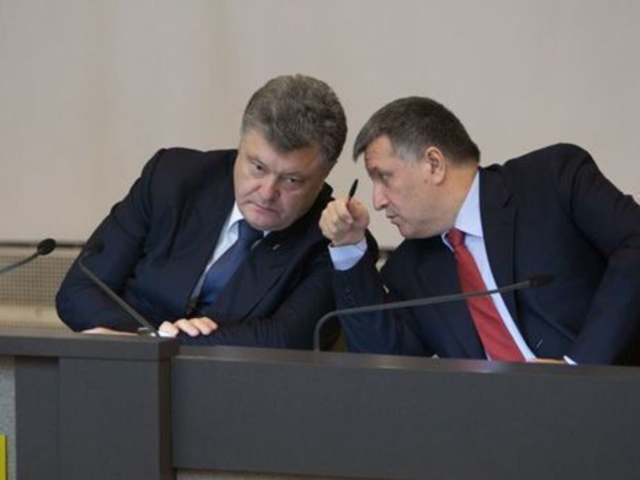 "РБК-Украина" отмечает ухудшение отношений&nbsp;между президентом Украины Петром Порошенко и одним из "мажоритарных акционеров "Народного фронта", главой МВД Арсеном Аваковым
