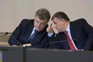 "РБК-Украина" отмечает ухудшение отношений между президентом Украины Петром Порошенко и одним из "мажоритарных акционеров "Народного фронта", главой МВД Арсеном Аваковым