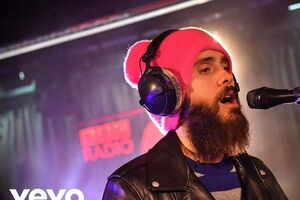 Лето безпосередньо взяв участь у зйомках ролика