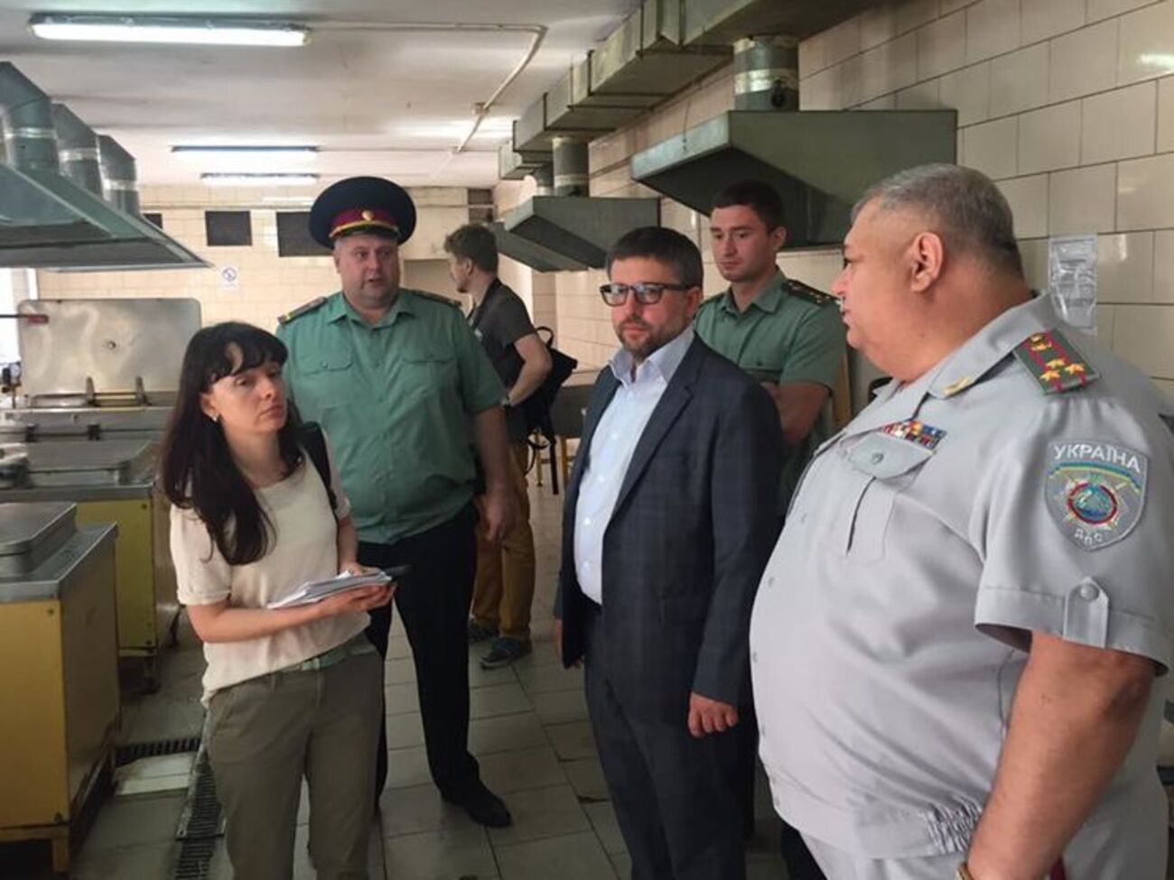 Денис Чернышов (в центре): Знаете, как я лично проверяю тюрьму? Сразу захожу в пищевой блок, если ноги к полу прилипают &ndash; можно дальше не идти, потому что и так ясно: грязь и антисанитария