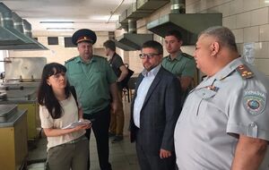 Денис Чернышов (в центре): Знаете, как я лично проверяю тюрьму? Сразу захожу в пищевой блок, если ноги к полу прилипают – можно дальше не идти, потому что и так ясно: грязь и антисанитария