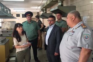 Денис Чернышов (в центре): Знаете, как я лично проверяю тюрьму? Сразу захожу в пищевой блок, если ноги к полу прилипают – можно дальше не идти, потому что и так ясно: грязь и антисанитария