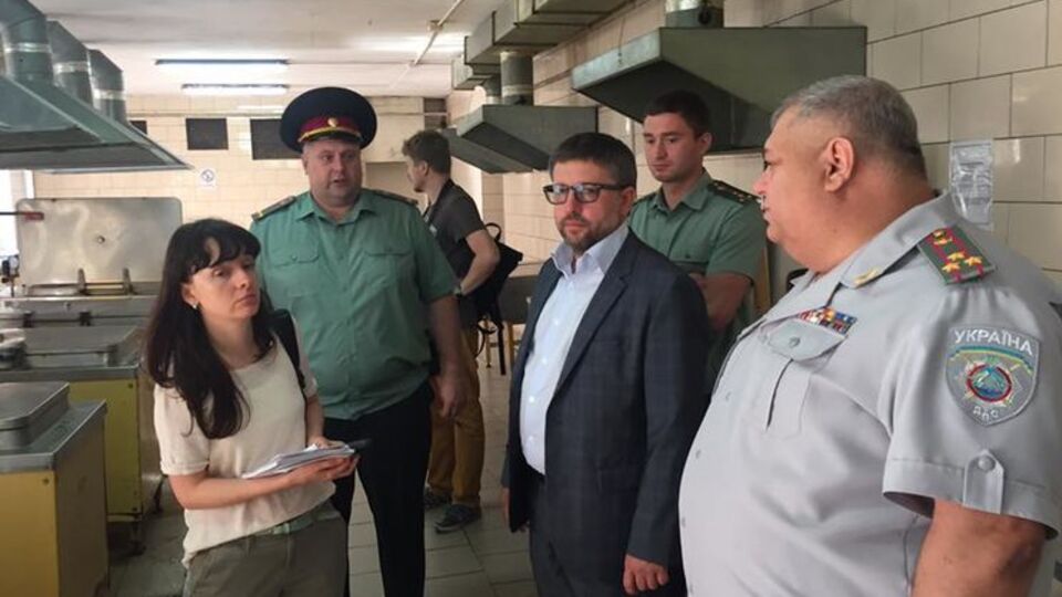 Денис Чернышов (в центре): Знаете, как я лично проверяю тюрьму? Сразу захожу в пищевой блок, если ноги к полу прилипают – можно дальше не идти, потому что и так ясно: грязь и антисанитария