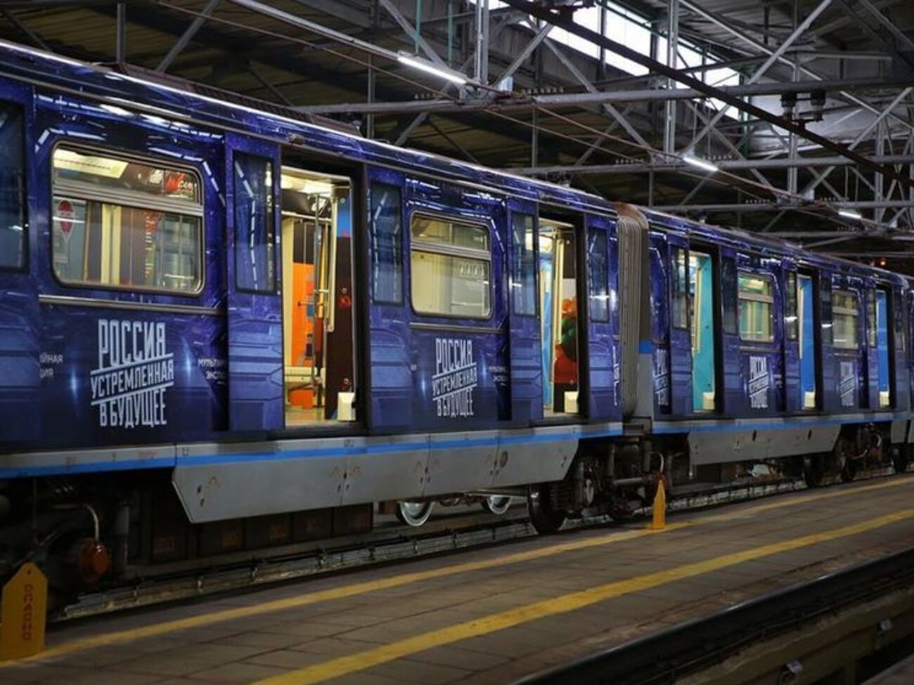 В метро Москвы запустили тематический поезд "Россия, устремленная в будущее"