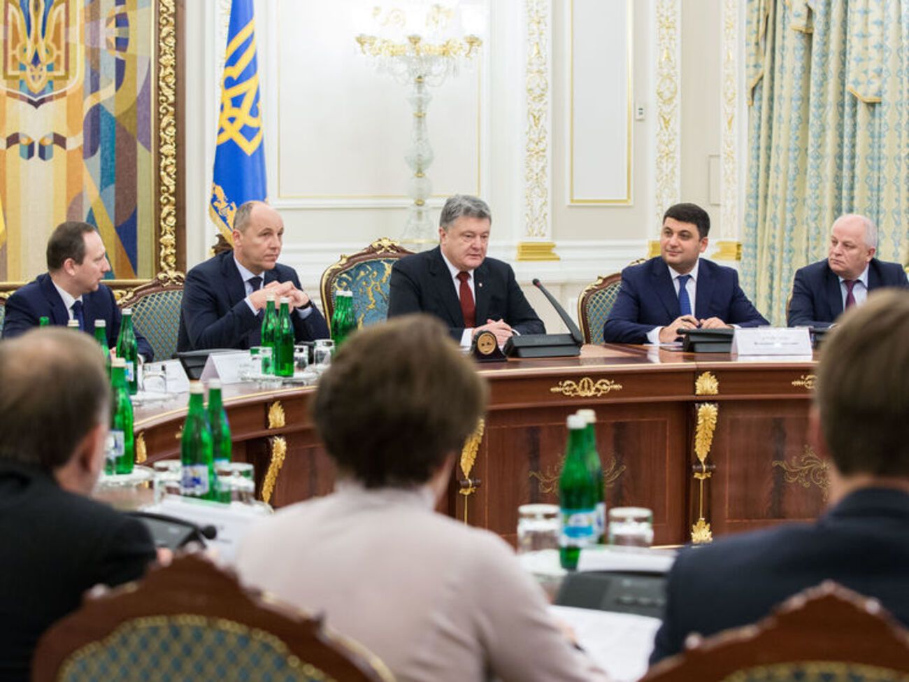 Порошенко (в центре) принимает участие в заседании Национального совета реформ