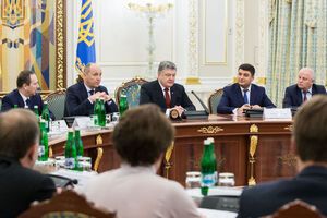 Порошенко (в центрі) бере участь у засіданні Національної ради реформ
