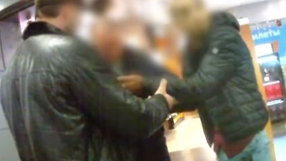 После задержания организатора полицейские устанавливают всех участников преступной группы и их жертв