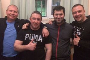 Березень 2017-го, Лук'янівське СІЗО. Зліва направо: Львівський (наглядач жіночого корпусу ізолятора), Алік Хусанулін (наглядач усього СІЗО), Роман Насіров і Буба (наглядач камер для довічно засуджених)