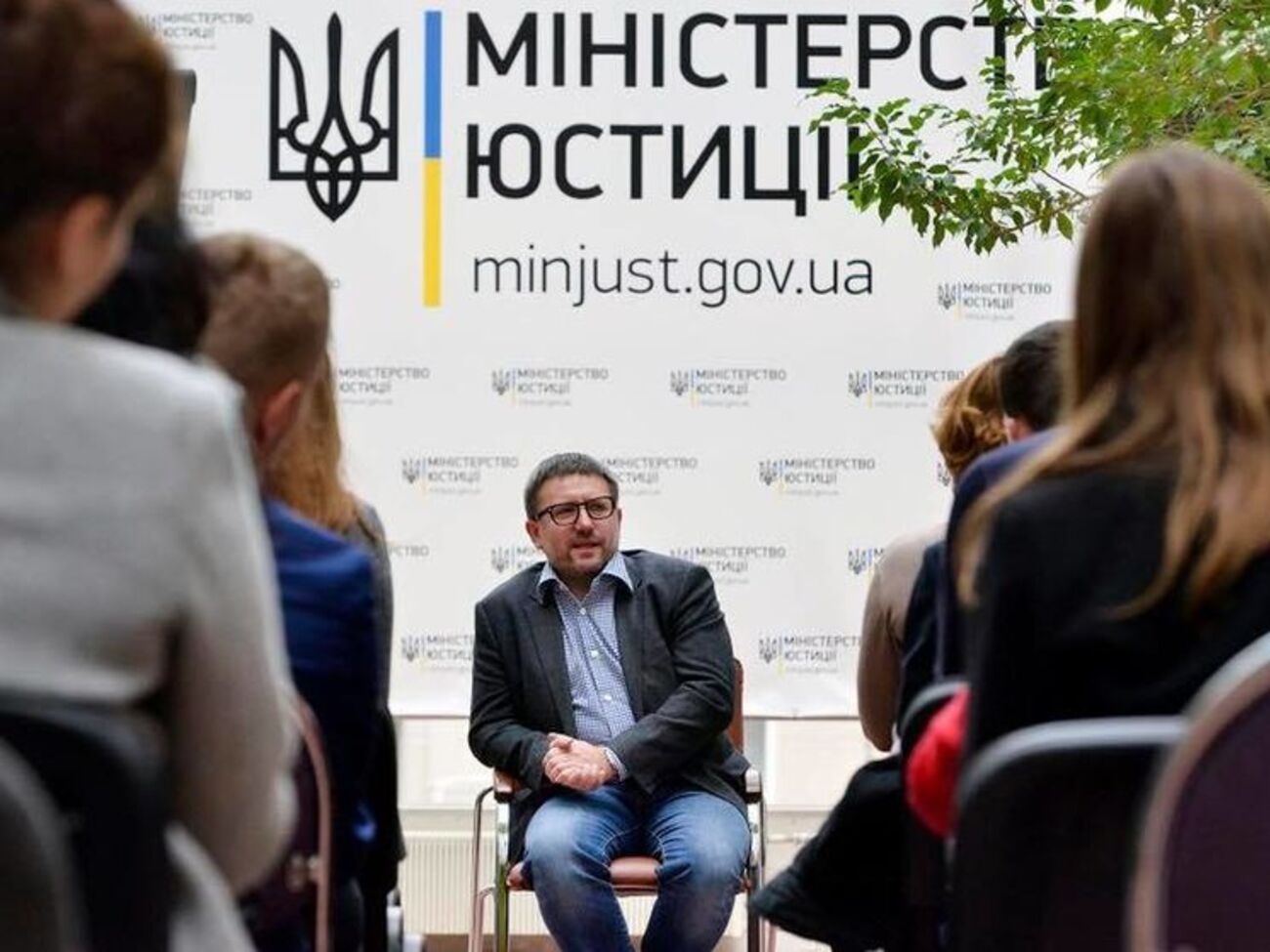 Денис Чернышов:&nbsp;Требования довольно вменяемые, касаются норм, которые действуют в тюрьмах еще с советских времен. Нормальному цивилизованному человеку эти нормы понять невозможно