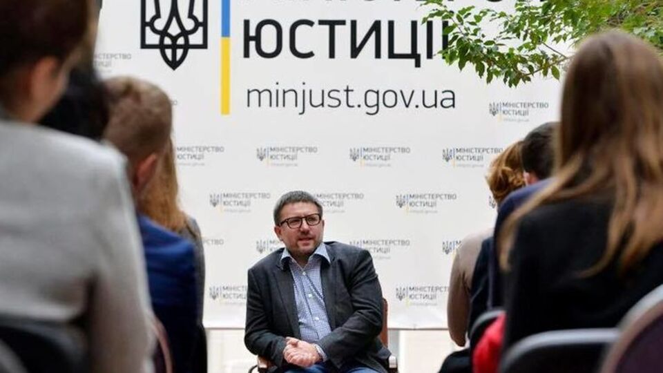 Денис Чернышов: Требования довольно вменяемые, касаются норм, которые действуют в тюрьмах еще с советских времен. Нормальному цивилизованному человеку эти нормы понять невозможно