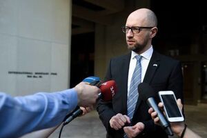 Яценюк: Стандартный ответ в украинской политике – "мы переходим в оппозицию, вот вам мой кулак"