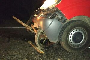 Opel зіткнувся з підводою