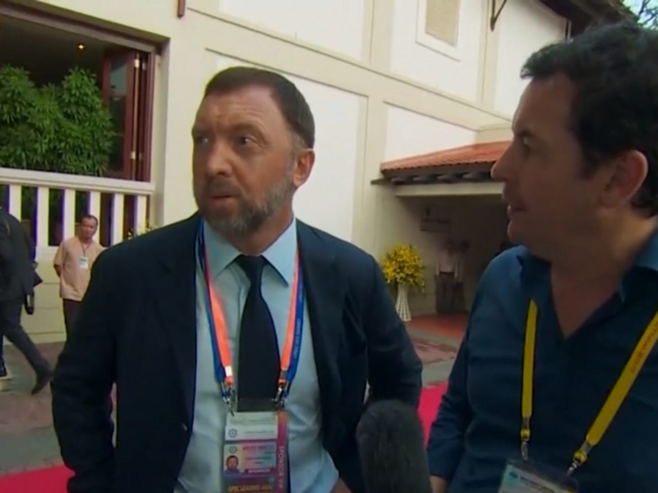 Журналіст запитав у Дерипаски (на фото зліва), чи правда, що Манафорт заборгував йому мільйони доларів у період роботи на Трампа