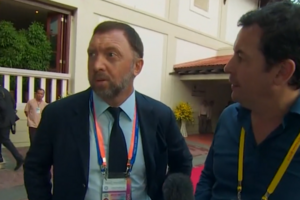 Журналіст запитав у Дерипаски (на фото зліва), чи правда, що Манафорт заборгував йому мільйони доларів у період роботи на Трампа