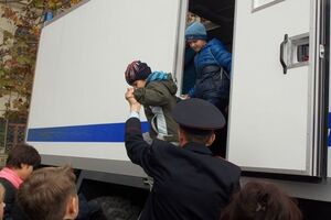 Крымским детям дали посидеть в автозаке