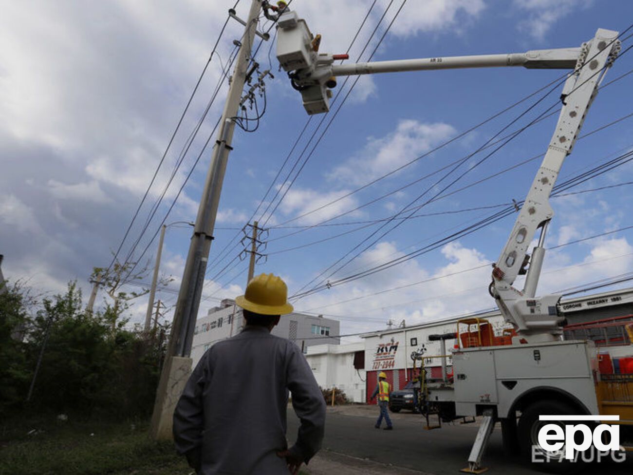 Информация о жертвах или серьезном ущербе не поступала, упало несколько электрических столбов