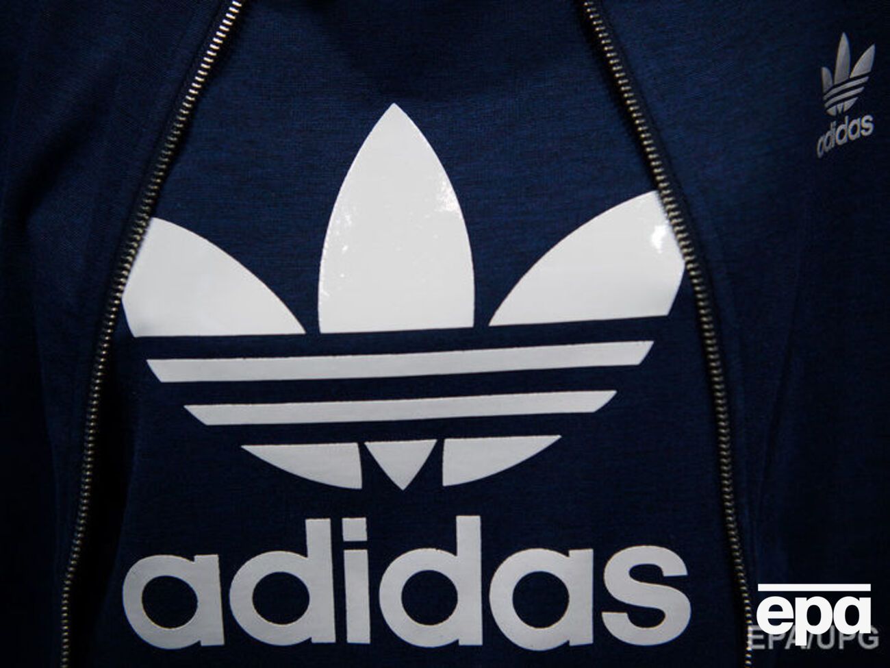 Компанія Adidas протягом року скоротила кількість співробітників у Росії на 10%